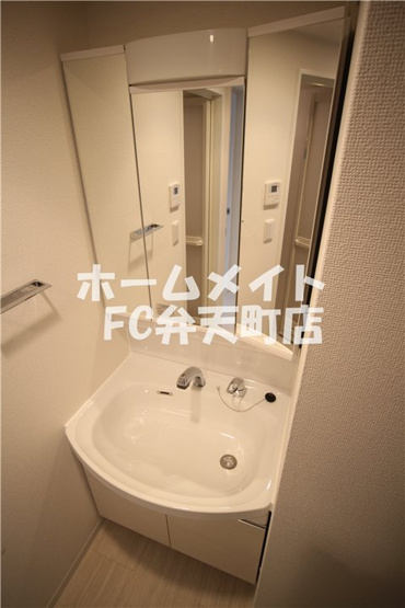 【洗面所】 | アドバンス大阪ソルテ | 明るい洗面所です