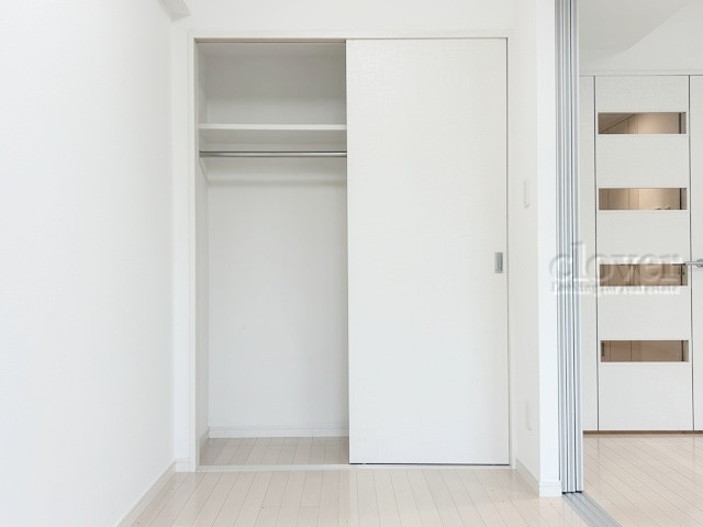 【収納】 | ガラ・ステージ南大塚 | クローゼットの画像です。大きく左右に開いた扉の開放のしやすさと、奥行きを含めた収納部分のサイズ感をぜひ現地にてご確認ください。～即日のご見学可能～　お問合せはお気軽にどうぞ。
