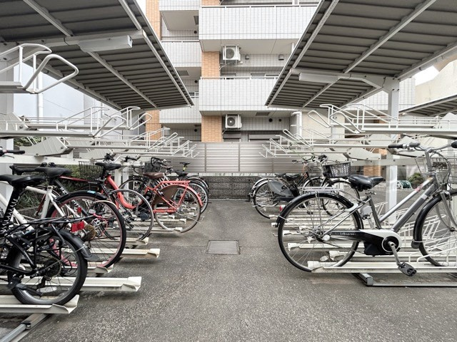 【駐輪場】 | ガラ・ステージ南大塚 | 自転車置き場。マンションの共用部にあたります。空きの有無や駐輪料金、各戸の台数制限などについては、改めてお問い合わせください。～即日のご見学可能～　お問合せはお気軽にどうぞ。
