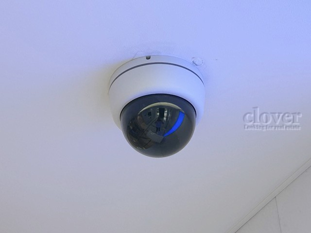 【防犯設備】 | ガラ・ステージ南大塚 | 建物や敷地の隅々に目を光らせる防犯カメラが設置されています。現地を見学される際には、カメラの存在やその台数にも意識を払ってみてください。～即日のご見学可能～　お問合せはお気軽にどうぞ。
