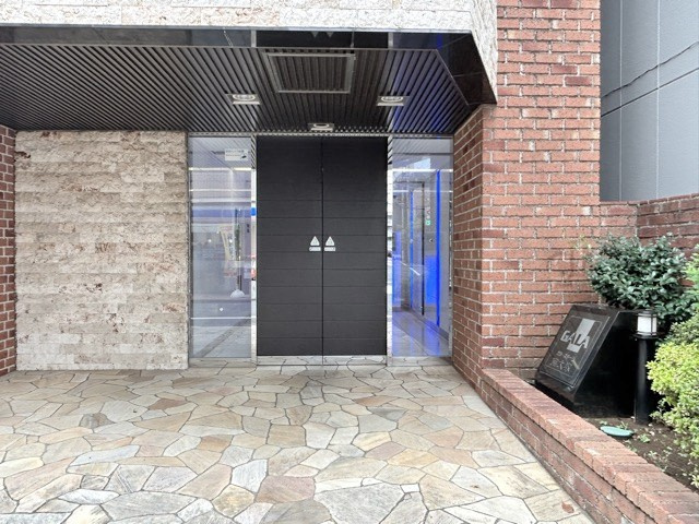 【エントランス】 | ガラ・ステージ南大塚 | お客様を、そして住人を出迎えてくれるマンションのエントランス。ゴミが落ちていないことからも、管理状態の良さや住民の節度の高さが見て取れます。～即日のご見学可能～　お問合せはお気軽にどうぞ。
