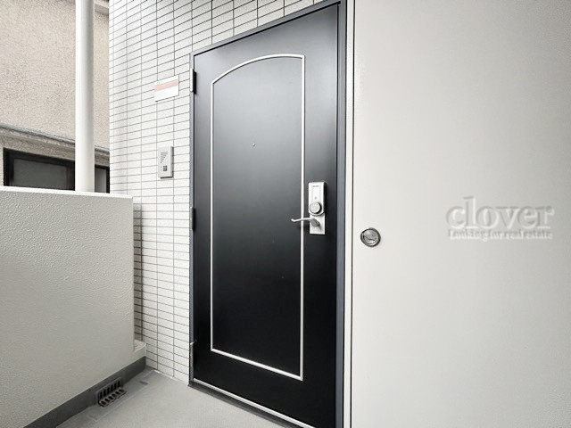 【その他共用部分】 | ガラ・ステージ南大塚 | 皆様をお迎えする、お部屋の玄関ドア。開けやすさや開放角度、ドアノブの操作しやすさや鍵の形状などを、現地で一度ご確認ください。～即日のご見学可能～　お問合せはお気軽にどうぞ。
