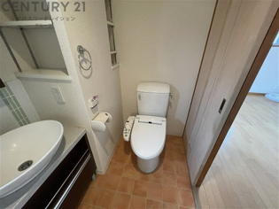 温水洗浄便座付きのトイレです♪