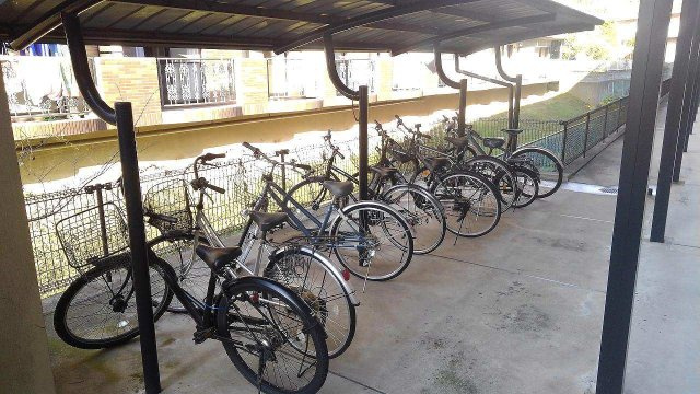レオパレスフォンティーヌ囲護台のその他|屋根付き駐輪場