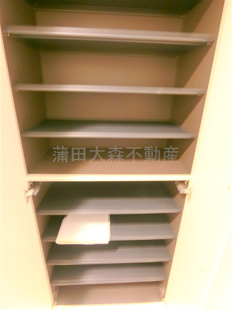 DRマンションⅠの収納|玄関収納　姿見鏡付きのシューズBOX