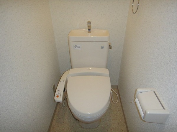 温水洗浄便座付きのトイレです♪