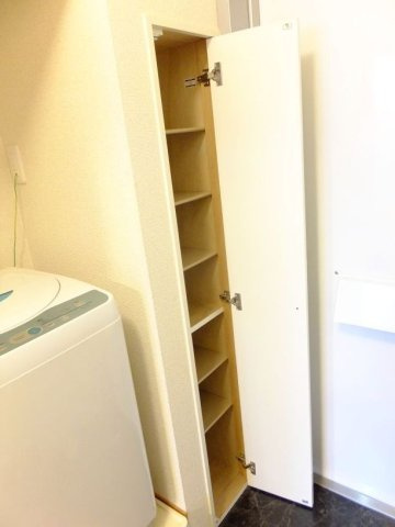レオパレスゼスト西成田の玄関
