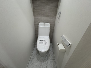 温水洗浄便座付きのトイレです♪