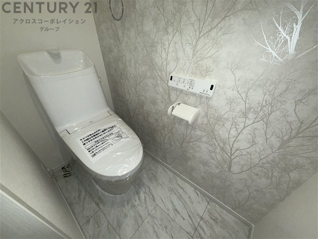 温水洗浄便座付きのトイレです♪