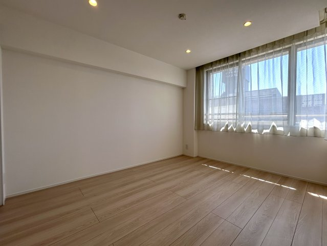 もう神的立地！横浜駅周辺の３駅使えちゃう！何かあっても横浜駅までくれば、絶対家には帰れる地！眺望感も良く、マウント取り放題で立派なクライマーになれる『日神パレステージ横浜ベイウエスト』リノベーションの洋室|個人の部屋や寝室として使える洋室です