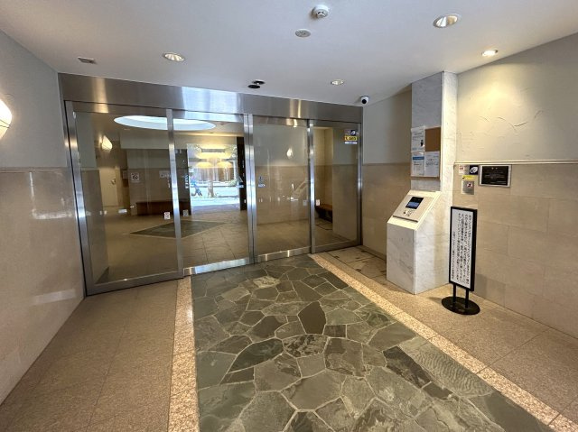 もう神的立地！横浜駅周辺の３駅使えちゃう！何かあっても横浜駅までくれば、絶対家には帰れる地！眺望感も良く、マウント取り放題で立派なクライマーになれる『日神パレステージ横浜ベイウエスト』リノベーションのエントランス|エントランスです