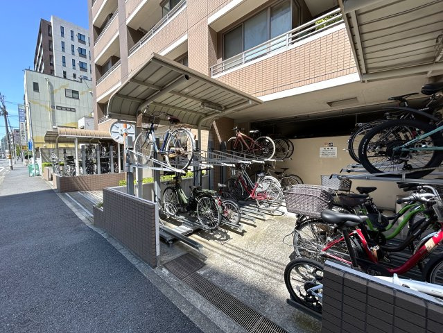 もう神的立地！横浜駅周辺の３駅使えちゃう！何かあっても横浜駅までくれば、絶対家には帰れる地！眺望感も良く、マウント取り放題で立派なクライマーになれる『日神パレステージ横浜ベイウエスト』リノベーションの駐輪場
