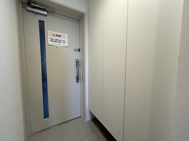 もう神的立地！横浜駅周辺の３駅使えちゃう！何かあっても横浜駅までくれば、絶対家には帰れる地！眺望感も良く、マウント取り放題で立派なクライマーになれる『日神パレステージ横浜ベイウエスト』リノベーションの玄関|収納もある玄関です