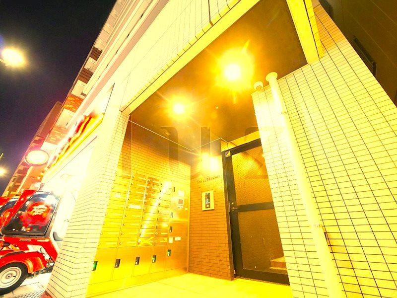 横浜市中区長者町５丁目の賃貸マンションのエントランス