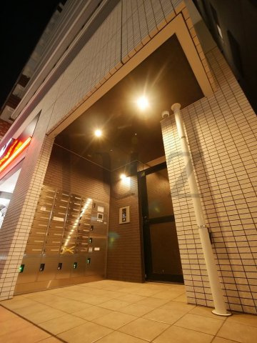横浜市中区長者町５丁目の賃貸マンションのエントランス