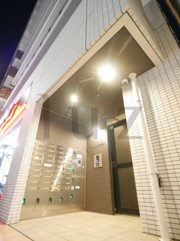 横浜市中区長者町５丁目の賃貸マンションのエントランス