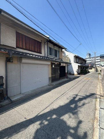 岸和田市南町　古家付き土地の前面道路含む現地写真