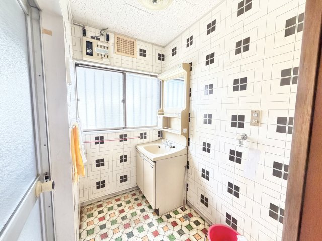 鹿渡戸建の洗面所