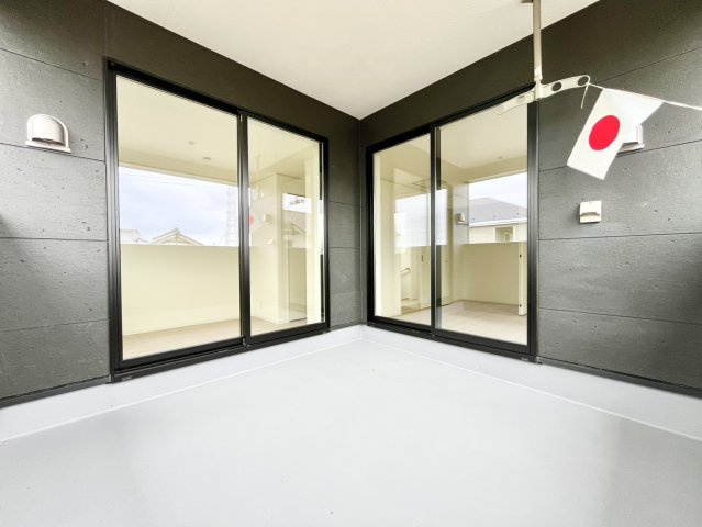 【Cradle Garden】　下妻市二本紀　第２　全3邸のバルコニー|〇２号棟　バルコニー〇
屋根付きのインナーバルコニーなら、急な雨でも安心♪２居室から出入りできるので、お布団を干す際にもとても便利です（＾＾）
2026年10月撮影