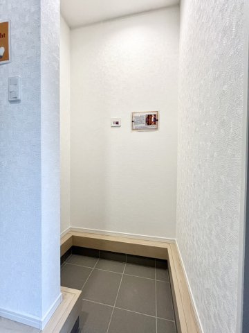 【Cradle Garden】　下妻市二本紀　第２　全3邸の収納|〇２号棟　シューズインクローク〇
ベビーカーやアウトドア用品も汚れを気にせず収納できる土間収納付きです！
2026年10月撮影