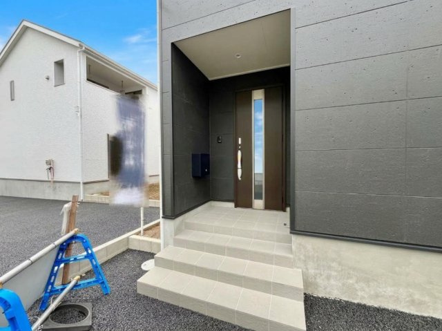 【Cradle Garden】　下妻市二本紀　第２　全3邸の玄関|〇２号棟　玄関〇
玄関前が屋根になっておりますので、降雨時も急ぐ必要がありません♪
2026年10月撮影