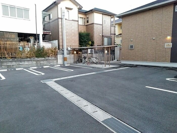 シャルム花立の駐車場