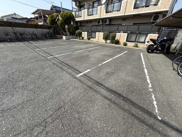 ジュネス伊伝居Ⅱの駐車場