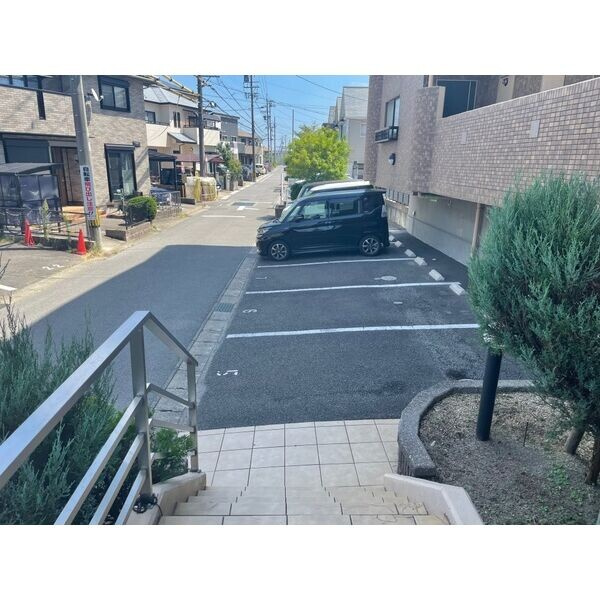Joie M deuxの駐車場