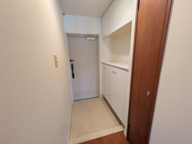 アプローズ青山（C-13）の玄関