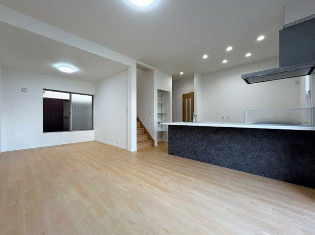 越谷市大字南荻島 中古戸建の居間・リビング