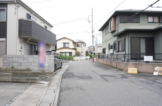 越谷市大字南荻島 中古戸建の前面道路含む現地写真