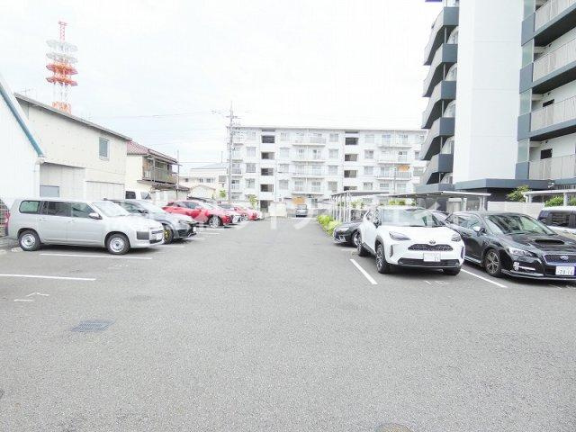 ウェルデンス八王子の駐車場