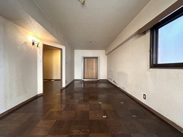 リフォーム前の物件をお探しの方、必見！！もう、好きなようにアナタ色に染めてほしい…。平坦地で駅から徒歩２分。十分に可能性を感じられる物件が、ココに！！な、【ライオンズマンション戸部】の洋室|使い勝手のいい洋室です