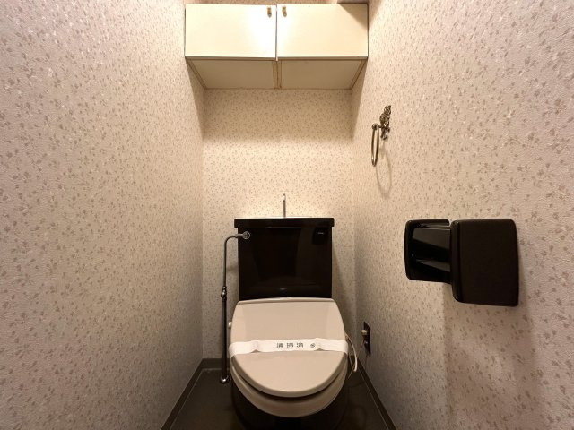 リフォーム・DIYでお好きなお部屋に変身させてみませんか☆平坦地で駅距離徒歩２分で専有面積87㎡でこの価格は可能性を感じられる物件かと思います♪な【ライオンズマンション戸部】のトイレ|落ち着いたトイレです