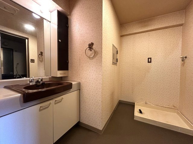 リフォーム・ＤＩＹでお好きなお部屋に変身させてみませんか☆平坦地で駅距離徒歩２分で専有面積87㎡でこの価格は可能性を感じられる物件かと思います♪な【ライオンズマンション戸部】の独立洗面台|朝の身支度には欠かせない独立洗面化粧台