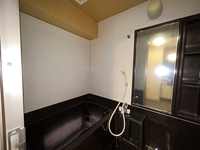 リフォーム前の物件をお探しの方、必見！！もう、好きなようにアナタ色に染めてほしい…。平坦地で駅から徒歩２分。十分に可能性を感じられる物件が、ココに！！な、【ライオンズマンション戸部】の浴室|落ち着いた空間のお風呂です