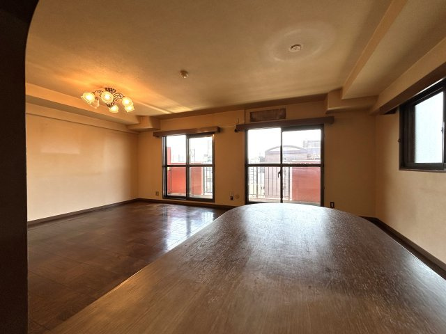 リフォーム・DIYでお好きなお部屋に変身させてみませんか☆平坦地で駅距離徒歩２分で専有面積87㎡でこの価格は可能性を感じられる物件かと思います♪な【ライオンズマンション戸部】の居間・リビング|リビングです