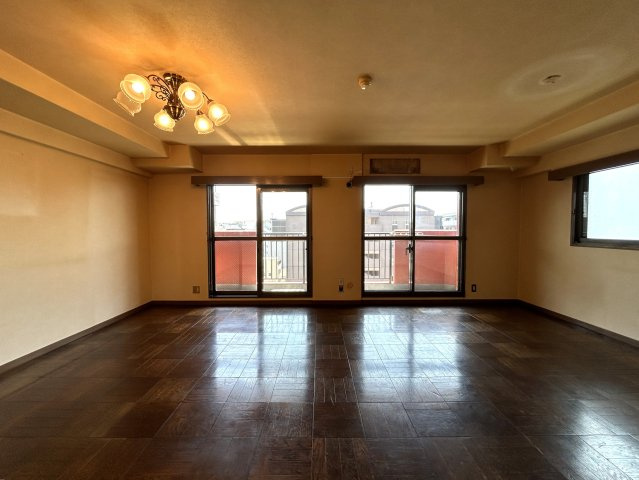 リフォーム・DIYでお好きなお部屋に変身させてみませんか☆平坦地で駅距離徒歩２分で専有面積87㎡でこの価格は可能性を感じられる物件かと思います♪な【ライオンズマンション戸部】の居間・リビング|おしゃれなリビングです