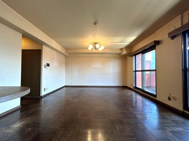 リフォーム・ＤＩＹでお好きなお部屋に変身させてみませんか☆平坦地で駅距離徒歩２分で専有面積87㎡でこの価格は可能性を感じられる物件かと思います♪な【ライオンズマンション戸部】の居間・リビング|ゆったり過ごせる居間です