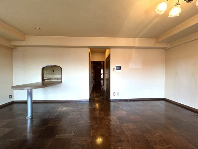リフォーム・DIYでお好きなお部屋に変身させてみませんか☆平坦地で駅距離徒歩２分で専有面積87㎡でこの価格は可能性を感じられる物件かと思います♪な【ライオンズマンション戸部】の居間・リビング|おしゃれなリビングです