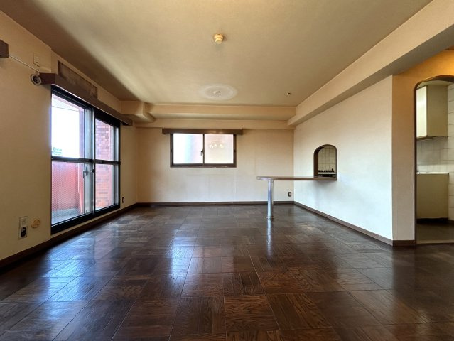 リフォーム・DIYでお好きなお部屋に変身させてみませんか☆平坦地で駅距離徒歩２分で専有面積87㎡でこの価格は可能性を感じられる物件かと思います♪な【ライオンズマンション戸部】の居間・リビング|こちらのリビングで趣味の時間をお楽しみください