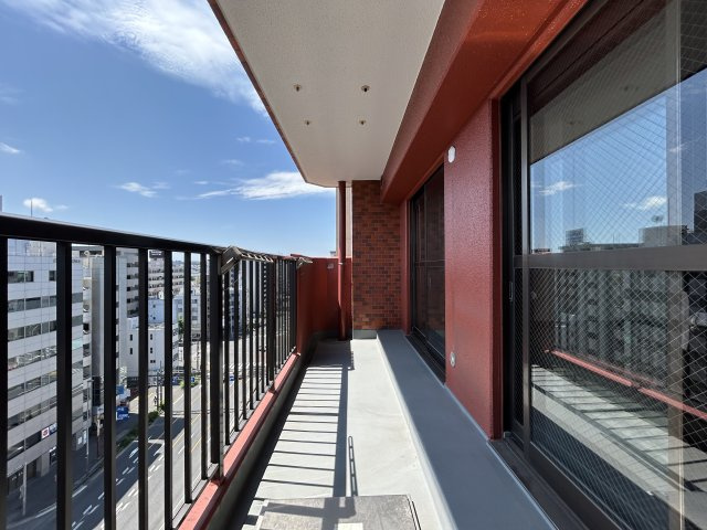 リフォーム・ＤＩＹでお好きなお部屋に変身させてみませんか☆平坦地で駅距離徒歩２分で専有面積87㎡でこの価格は可能性を感じられる物件かと思います♪な【ライオンズマンション戸部】のバルコニー|外からの目が気にならないバルコニーで洗濯物が干せます