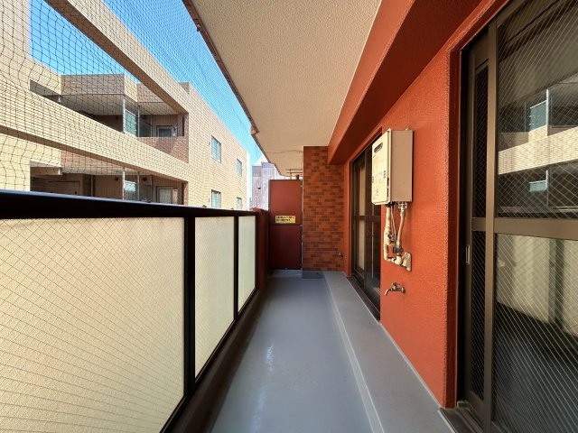 リフォーム前の物件をお探しの方、必見！！もう、好きなようにアナタ色に染めてほしい…。平坦地で駅から徒歩２分。十分に可能性を感じられる物件が、ココに！！な、【ライオンズマンション戸部】のバルコニー|陽当たり良好なバルコニーです