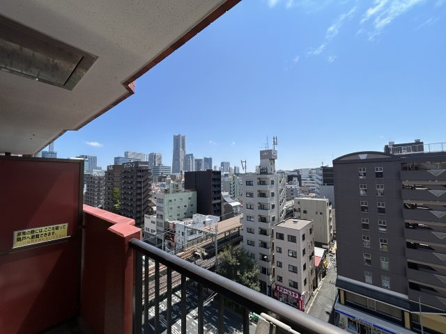 リフォーム前の物件をお探しの方、必見！！もう、好きなようにアナタ色に染めてほしい…。平坦地で駅から徒歩２分。十分に可能性を感じられる物件が、ココに！！な、【ライオンズマンション戸部】の展望