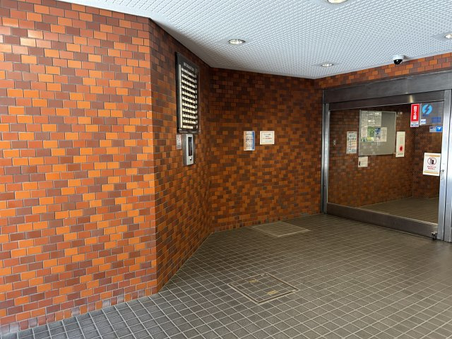 リフォーム・DIYでお好きなお部屋に変身させてみませんか☆平坦地で駅距離徒歩２分で専有面積87㎡でこの価格は可能性を感じられる物件かと思います♪な【ライオンズマンション戸部】のエントランス|ゆとりのあるエントランスです