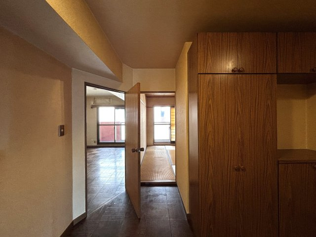 リフォーム・DIYでお好きなお部屋に変身させてみませんか☆平坦地で駅距離徒歩２分で専有面積87㎡でこの価格は可能性を感じられる物件かと思います♪な【ライオンズマンション戸部】の内装|過ごしやすい室内です
