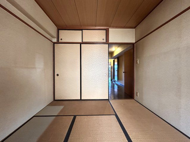 リフォーム・DIYでお好きなお部屋に変身させてみませんか☆平坦地で駅距離徒歩２分で専有面積87㎡でこの価格は可能性を感じられる物件かと思います♪な【ライオンズマンション戸部】の和室|明るい和室です