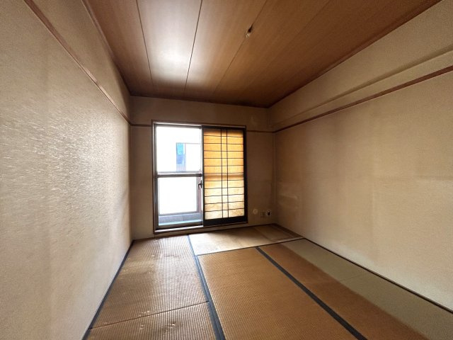 リフォーム・DIYでお好きなお部屋に変身させてみませんか☆平坦地で駅距離徒歩２分で専有面積87㎡でこの価格は可能性を感じられる物件かと思います♪な【ライオンズマンション戸部】の和室|和室、ちょっとしたくつろぎスペースにいかがでしょうか