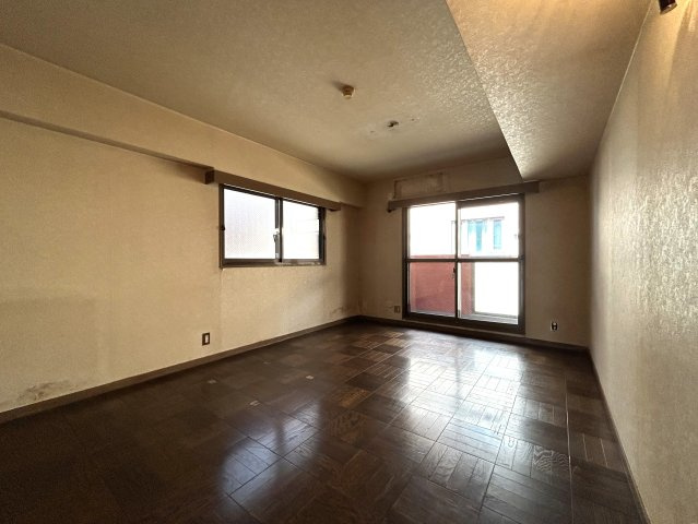 リフォーム・DIYでお好きなお部屋に変身させてみませんか☆平坦地で駅距離徒歩２分で専有面積87㎡でこの価格は可能性を感じられる物件かと思います♪な【ライオンズマンション戸部】の洋室|個人の部屋や寝室として使える洋室です