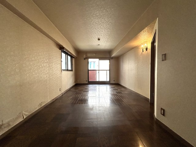 リフォーム・DIYでお好きなお部屋に変身させてみませんか☆平坦地で駅距離徒歩２分で専有面積87㎡でこの価格は可能性を感じられる物件かと思います♪な【ライオンズマンション戸部】の洋室|ゆったりした洋室です